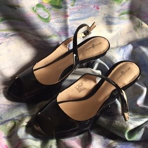 Jaclyn Smith black peep toes